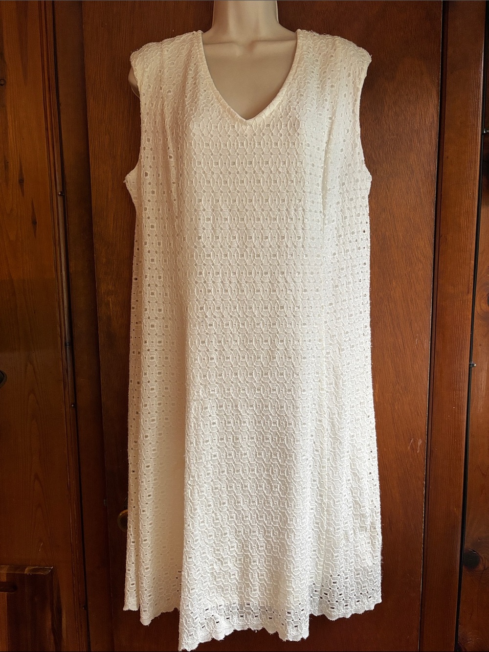 Roz & Ali White V-Neck Sleeveless dress, lined, preowned size L